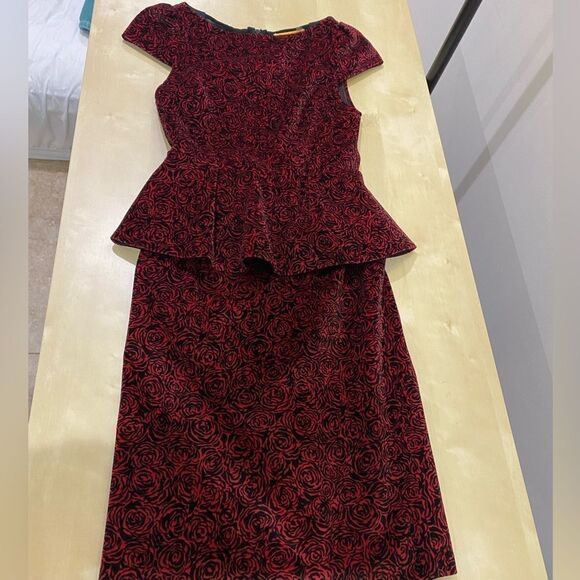 Alice & Olivia Red Rose Velvet Peplum Dress - Picture 4 of 9